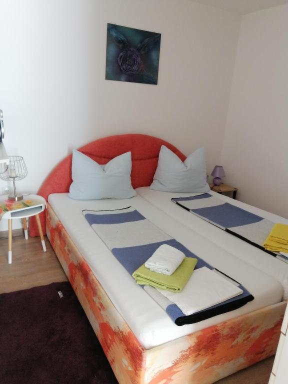 Posteľ alebo postele v izbe v ubytovaní Navy Apartments