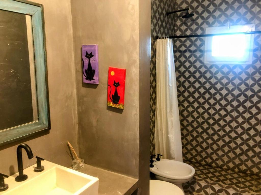 RuizにあるCasa de campoの洗面台、トイレ、シャワー付きのバスルーム