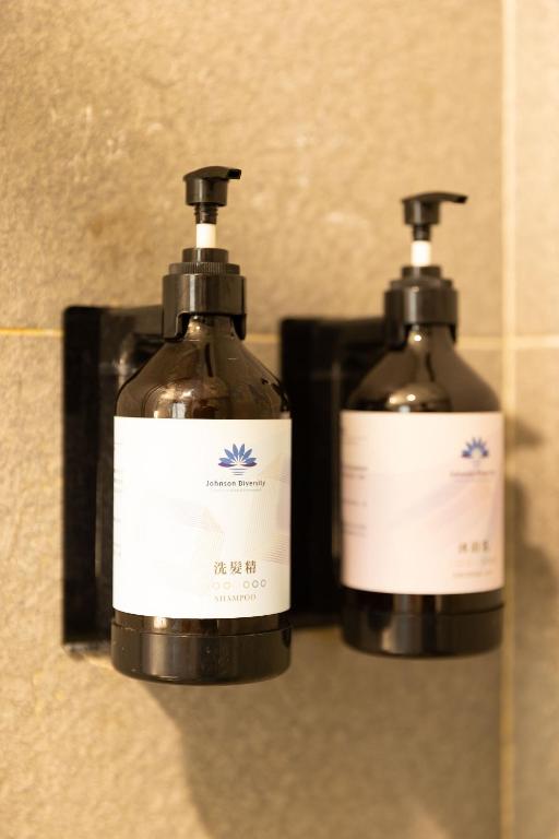 two bottles of soap sitting next to each other at 凝萃文旅 台中車站店 NCH-Business Hotel in Taichung
