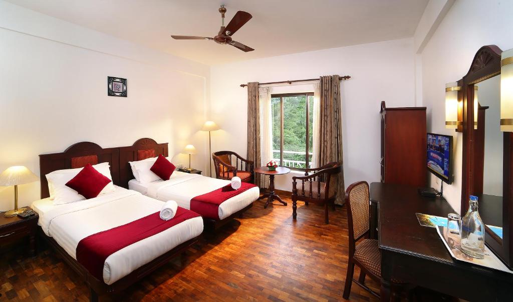 Postel nebo postele na pokoji v ubytování Hotel C7 Munnar