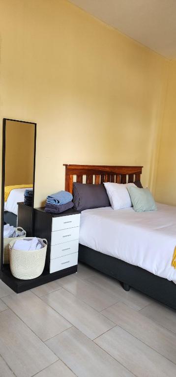 Postel nebo postele na pokoji v ubytování Fully Furnished Apartments in Manyama, Lumwana Mine