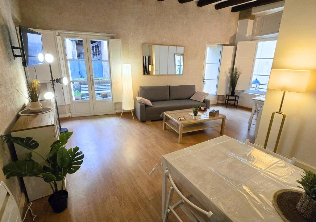 un salon avec un canapé et une table dans l'établissement L'Expérience Tourangelle #3, à Tours