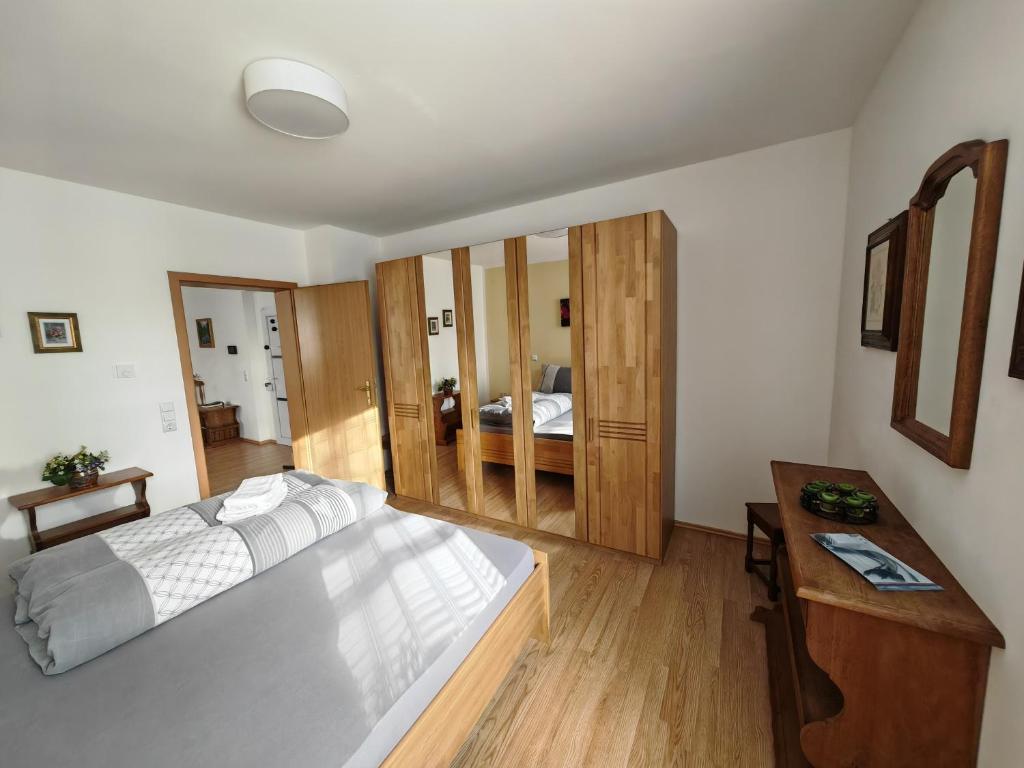 Postel nebo postele na pokoji v ubytování Apartment E2 - Gut ausgestattete 3-Zimmerwohnung 64 qm, für 1-3 Personen 1 DZ 1EZ