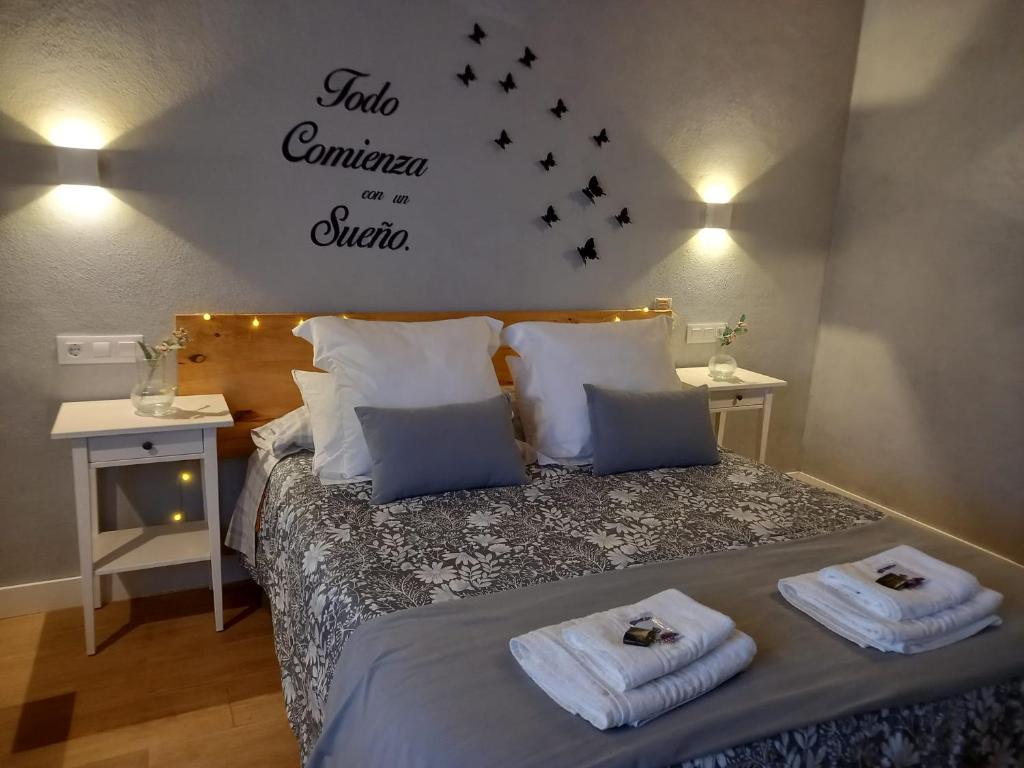 Postel nebo postele na pokoji v ubytování CASA RURAL LA HOJA EL VALLE