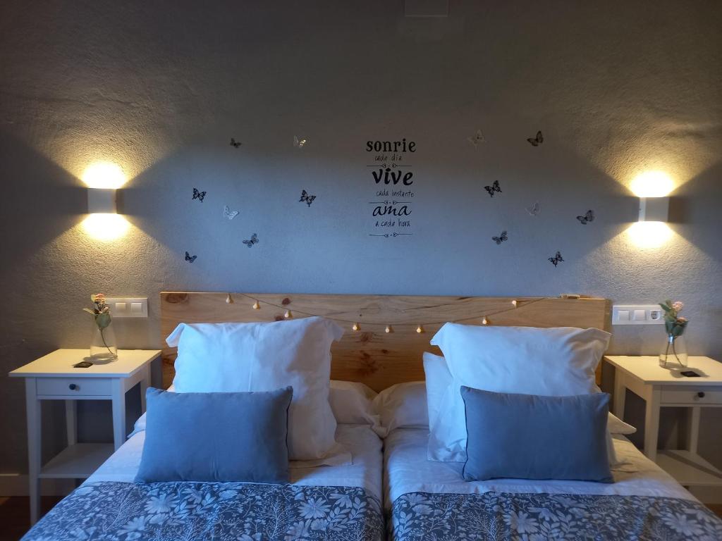 Postel nebo postele na pokoji v ubytování CASA RURAL LA HOJA EL VALLE