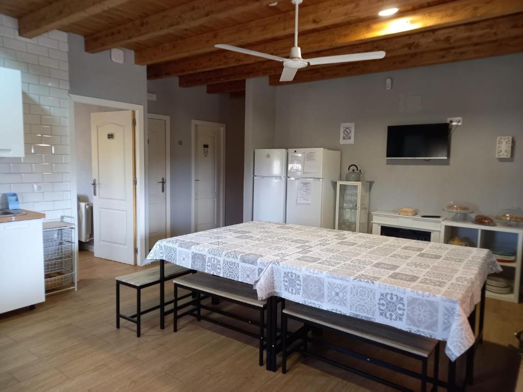 Kuchyň nebo kuchyňský kout v ubytování CASA RURAL LA HOJA EL VALLE