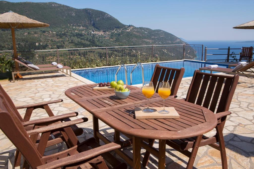 Gallery image of Αthina Villas in Fternón