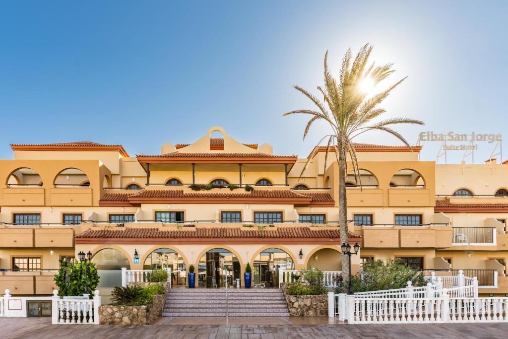 Budova, kde se aparthotel nachází