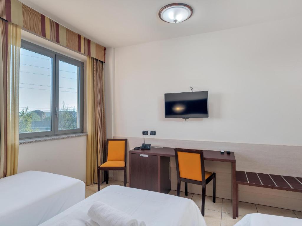 TV a/nebo společenská místnost v ubytování B&B HOTEL Settimo Torinese
