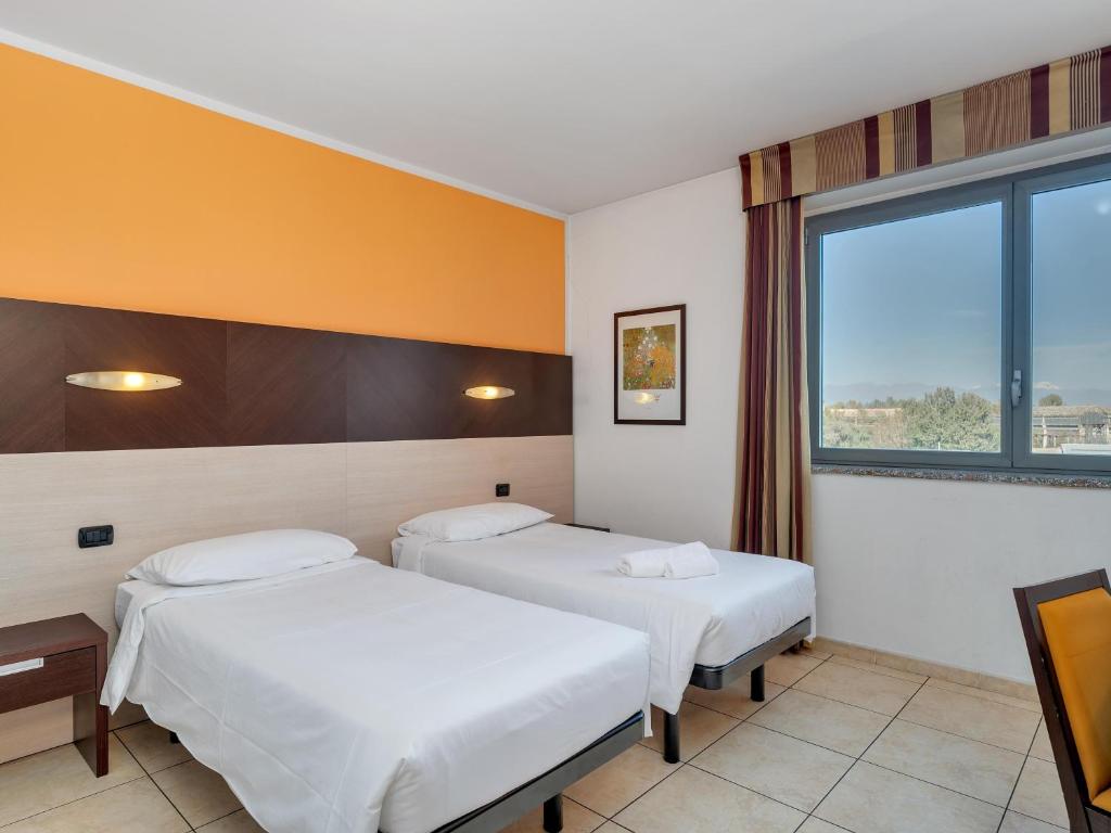 Postel nebo postele na pokoji v ubytování B&B HOTEL Settimo Torinese