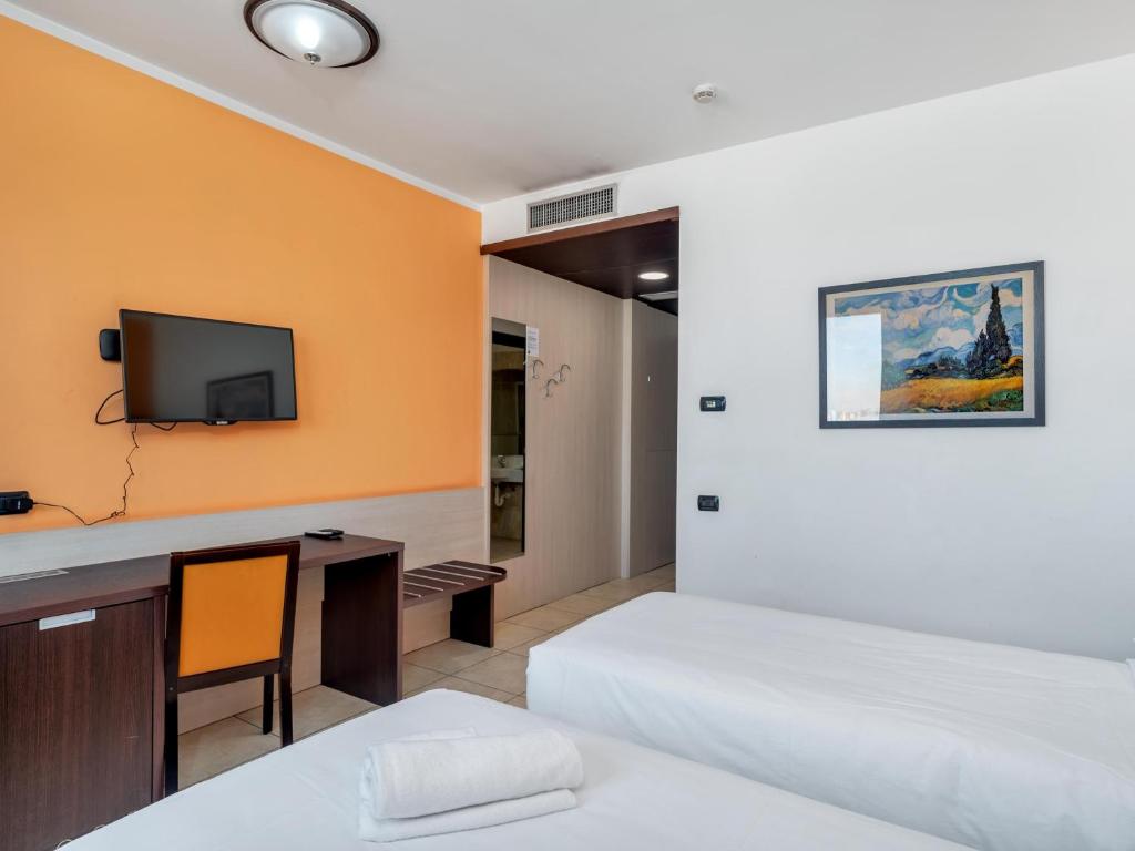 TV a/nebo společenská místnost v ubytování B&B HOTEL Settimo Torinese