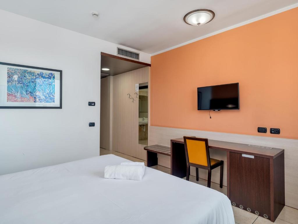 TV a/nebo společenská místnost v ubytování B&B HOTEL Settimo Torinese