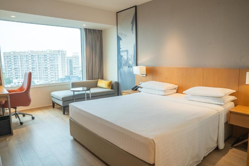 Postel nebo postele na pokoji v ubytování Courtyard by Marriott Nashik