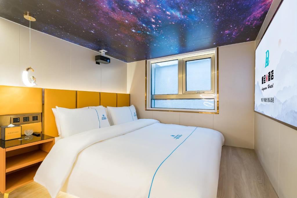 Postel nebo postele na pokoji v ubytování Dequan Luxury Hotel National Exhibition Center Wangjing Bridge Branch The subway is right outside the door Coffee, fruits, snacks, a gym and a laundry room are provided for free in the lobby