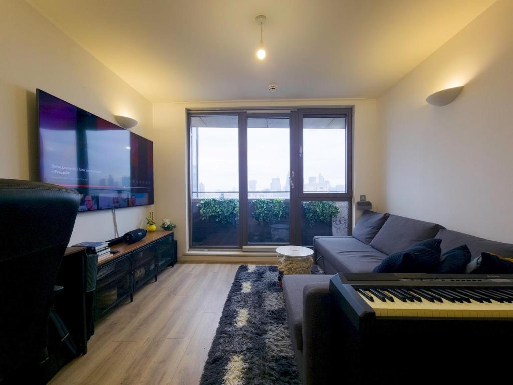 TV a/nebo společenská místnost v ubytování Modern Flat w Skyline Views PTK