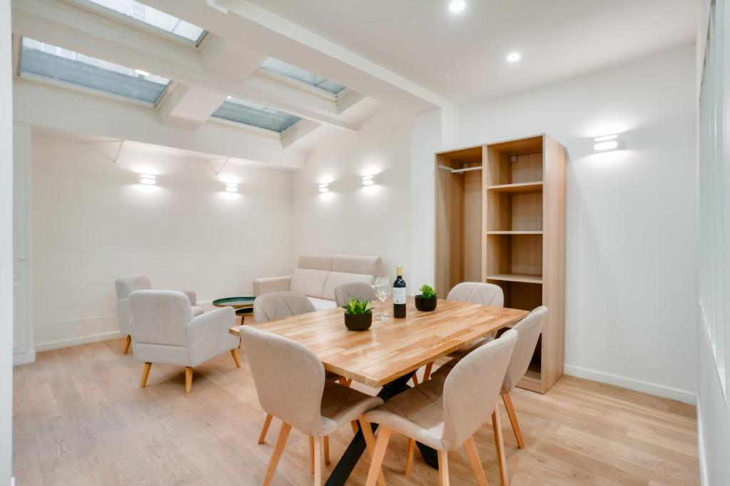 une salle à manger avec une table et des chaises en bois dans l'établissement Cozy apartment in Saint-Germain-des-Prés, à Paris