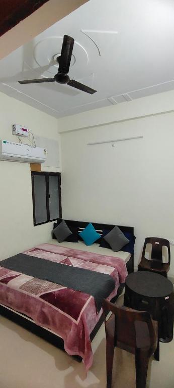Postel nebo postele na pokoji v ubytování Shri Jee Dham Near Prem Mandir