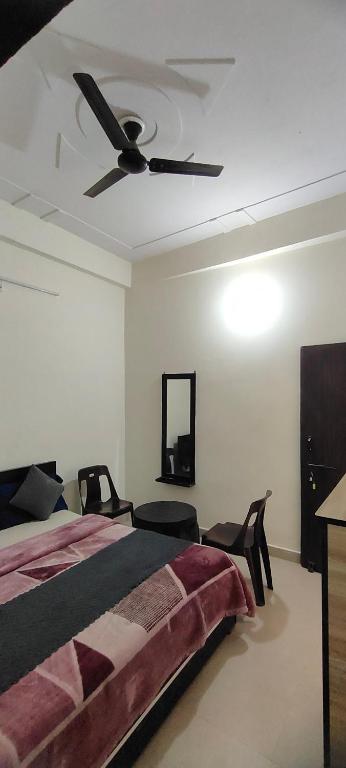 Postel nebo postele na pokoji v ubytování Shri Jee Dham Near Prem Mandir