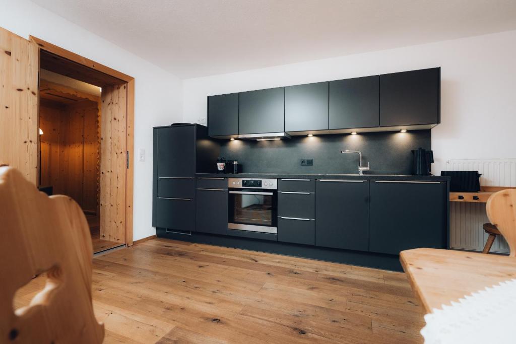 Kuchyň nebo kuchyňský kout v ubytování BEIM MOSER Apartments
