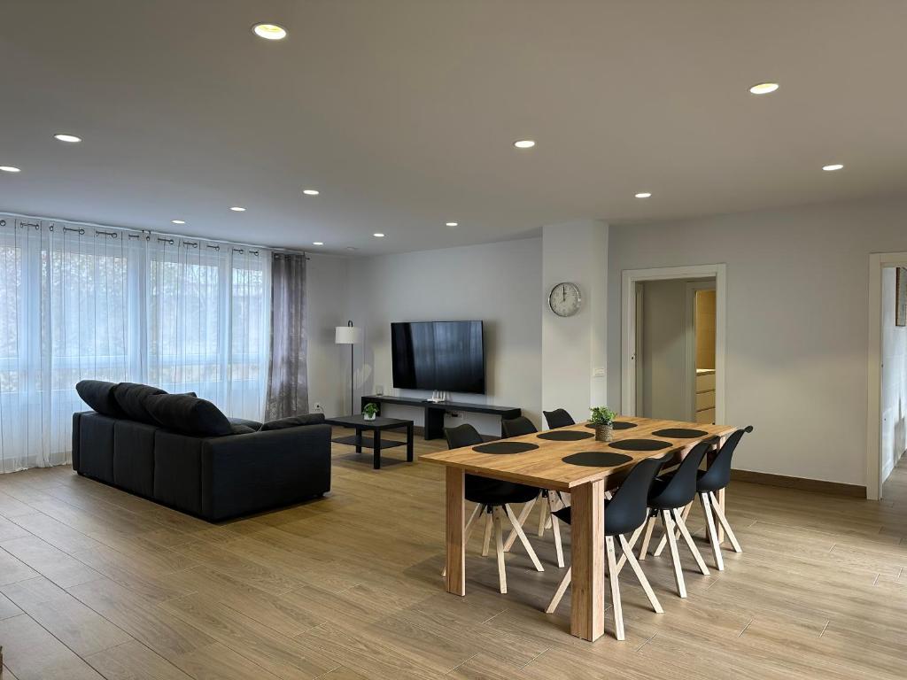 a living room with a table and chairs and a couch at Yvacas 1A in Tudela