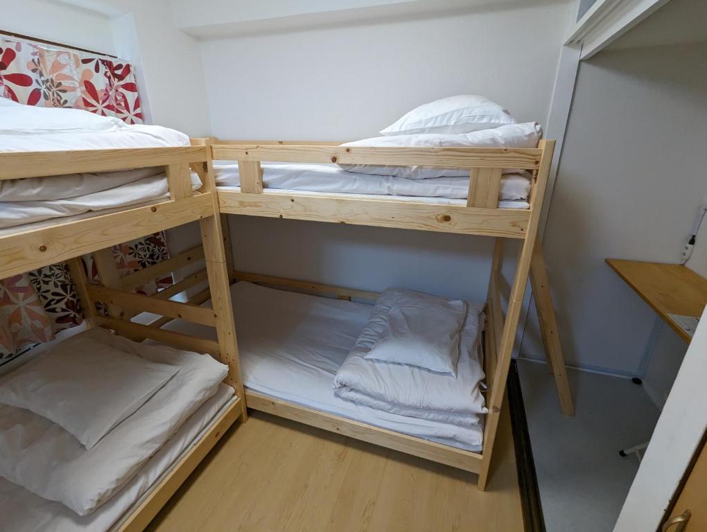 Palanda nebo palandy na pokoji v ubytování Koganeno mori heights