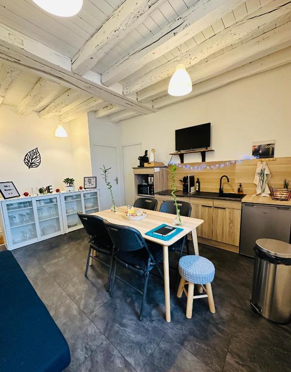 Η κουζίνα ή μικρή κουζίνα στο Logement neuf moderne équipé
