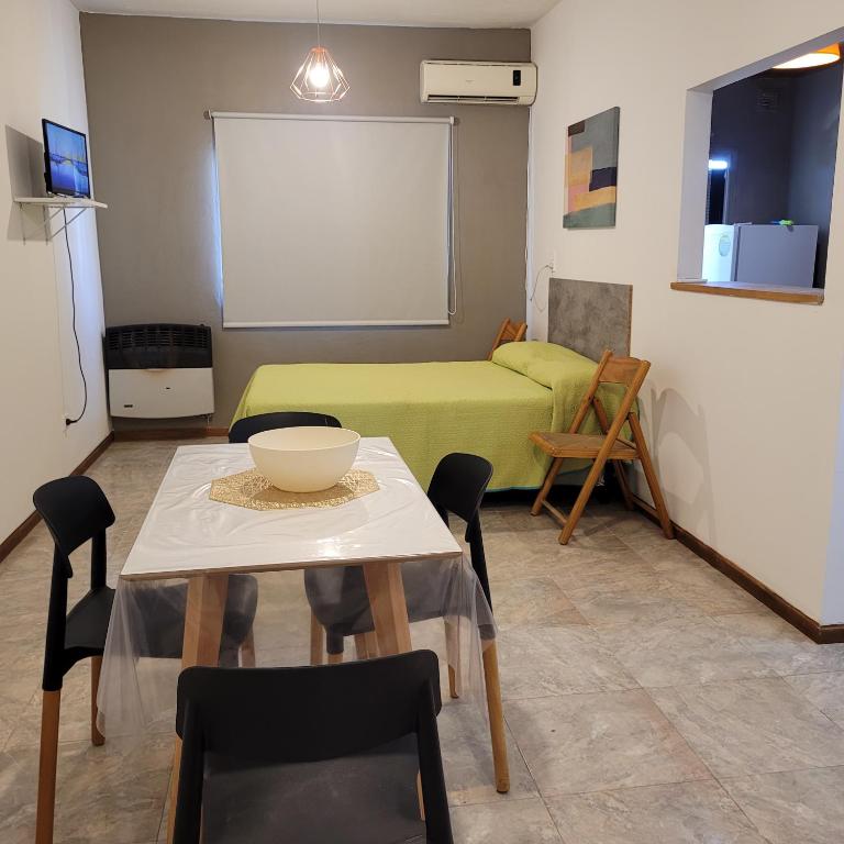 a living room with a table and a green couch at Dpto Centeno Centrico 3 B in Santa Rosa