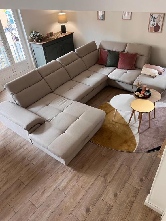 salon z kanapą i stołem w obiekcie Appart'Alencon w mieście Alençon