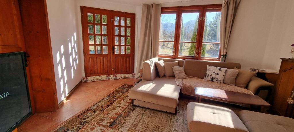 un salon avec un canapé et une table dans l'établissement BoroVille, à Raduil