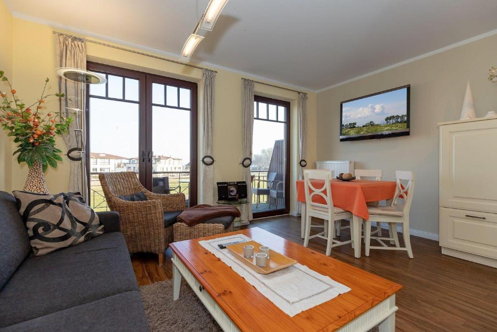 TV a/nebo společenská místnost v ubytování Urlaubstraeume-am-Meer-Wohnung-5-6-656