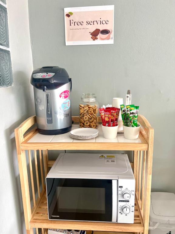 Kuchyň nebo kuchyňský kout v ubytování Terminal2 Hotel Phuket