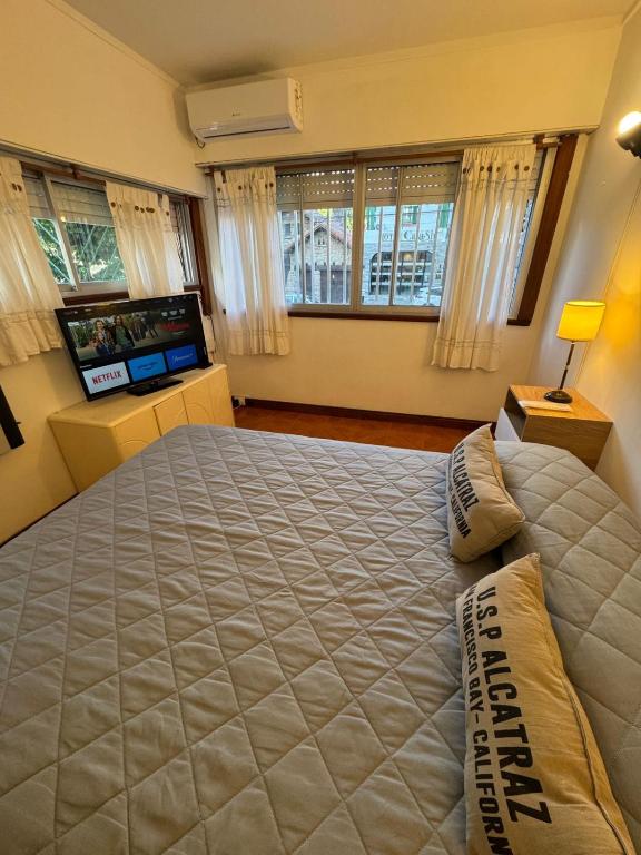 En eller flere senge i et værelse på Guemes , departamento