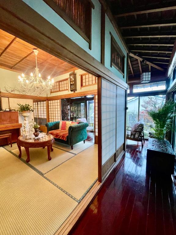 Ruang duduk di Satsuma vacation home