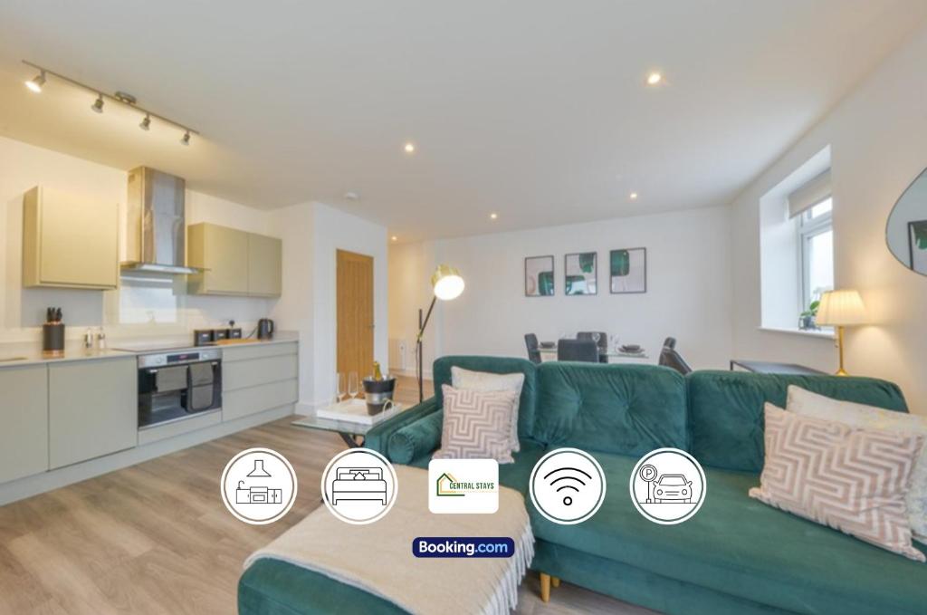 ein Wohnzimmer mit einer grünen Couch und einer Küche in der Unterkunft Luxury One Bedroom Apartment St Albans By Central Stays Short Lets & Serviced Accommodation With Free Parking in St Albans