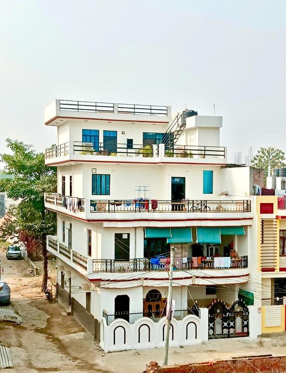 un alto edificio bianco con balconi di The Family Nest a Prayagraj
