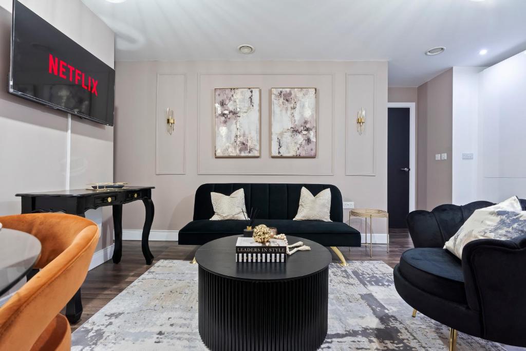 バーミンガムにあるBelgravia Quarters Ltdのソファとテーブルのあるリビングルーム