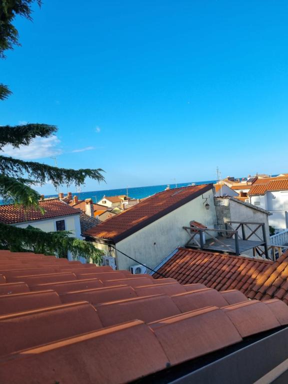 Modern 2BR Apartment - 100m from Beach - Sea View - Old Town