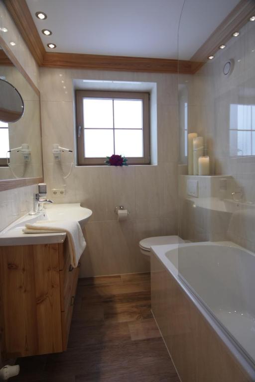 Kopalnica v nastanitvi Hotel Ritterhof Ellmau