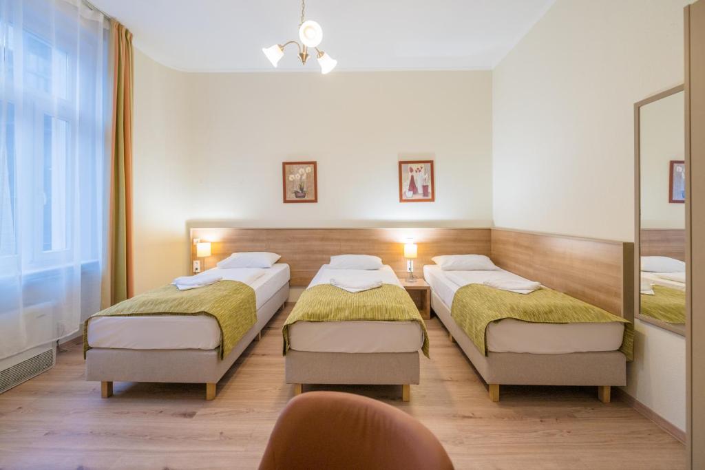 Postel nebo postele na pokoji v ubytování Baross City Hotel - Budapest