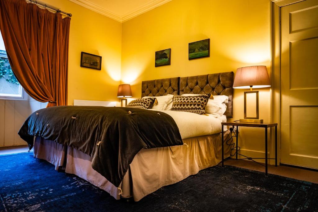 Postel nebo postele na pokoji v ubytování Six Brunton Place Guest House