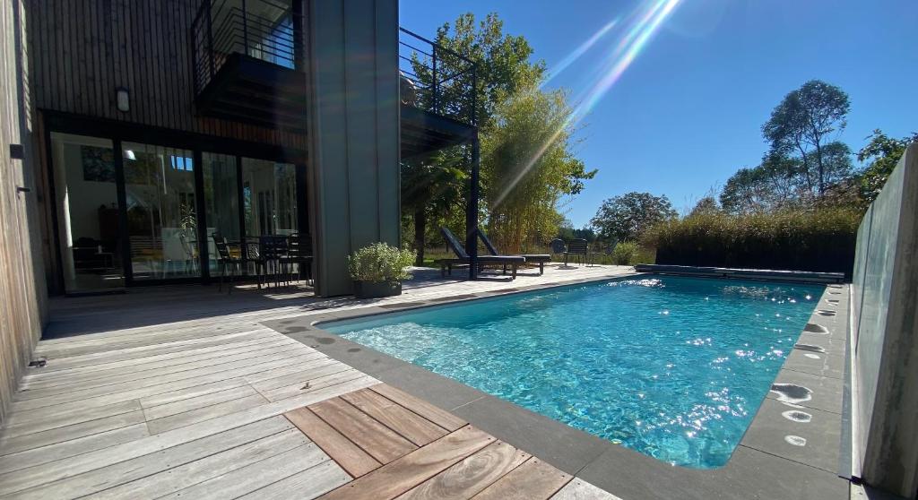 une piscine devant une maison dans l'établissement La Maison de Jane Château&Beauval, à Cormeray