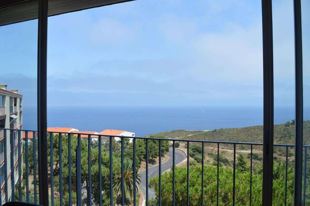 d'un balcon avec vue sur une route. dans l'établissement Appart 3 pièces 6 couchages BANYULS SUR MER BN100-B541, à Banyuls-sur-Mer