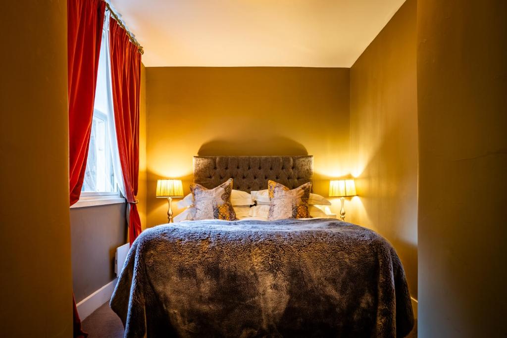 Postel nebo postele na pokoji v ubytování Six Brunton Place Guest House