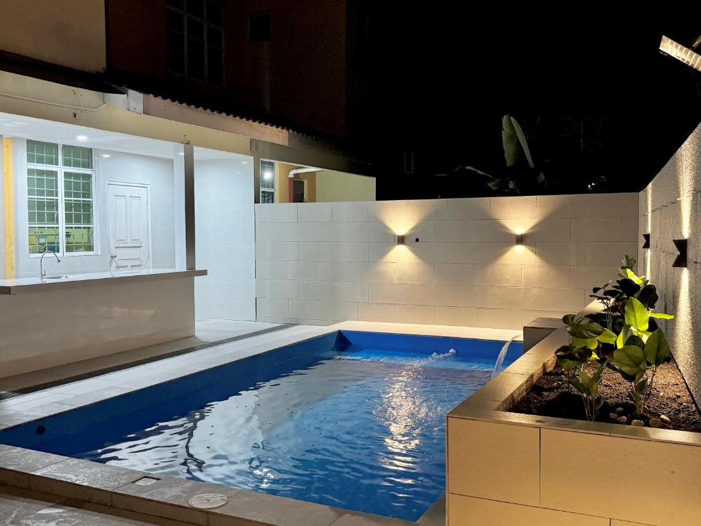 a swimming pool in the middle of a house at Homestay Melaka Executive in Melaka