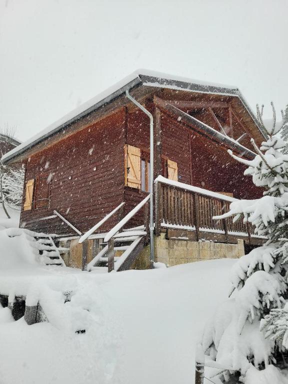 un bâtiment recouvert de neige devant dans l'établissement Chalet les Randonneurs spacieux 8 couchages, à Saint-Laurent-en-Grandvaux