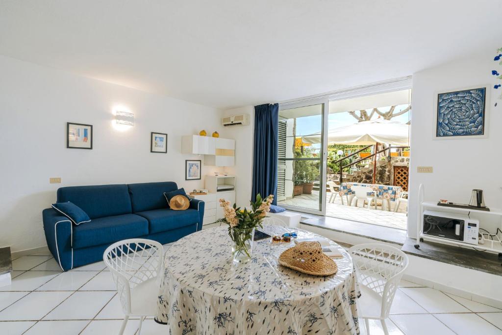 Χώρος καθιστικού στο Gardenia Mare Apartments