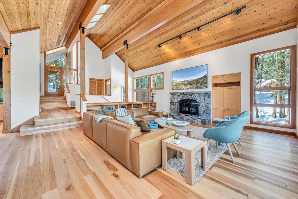 Pet-Friendly Home, Deck, 1 Mile to Alpine Meadows في Alpine Meadows: غرفة معيشة مع أريكة ومدفأة