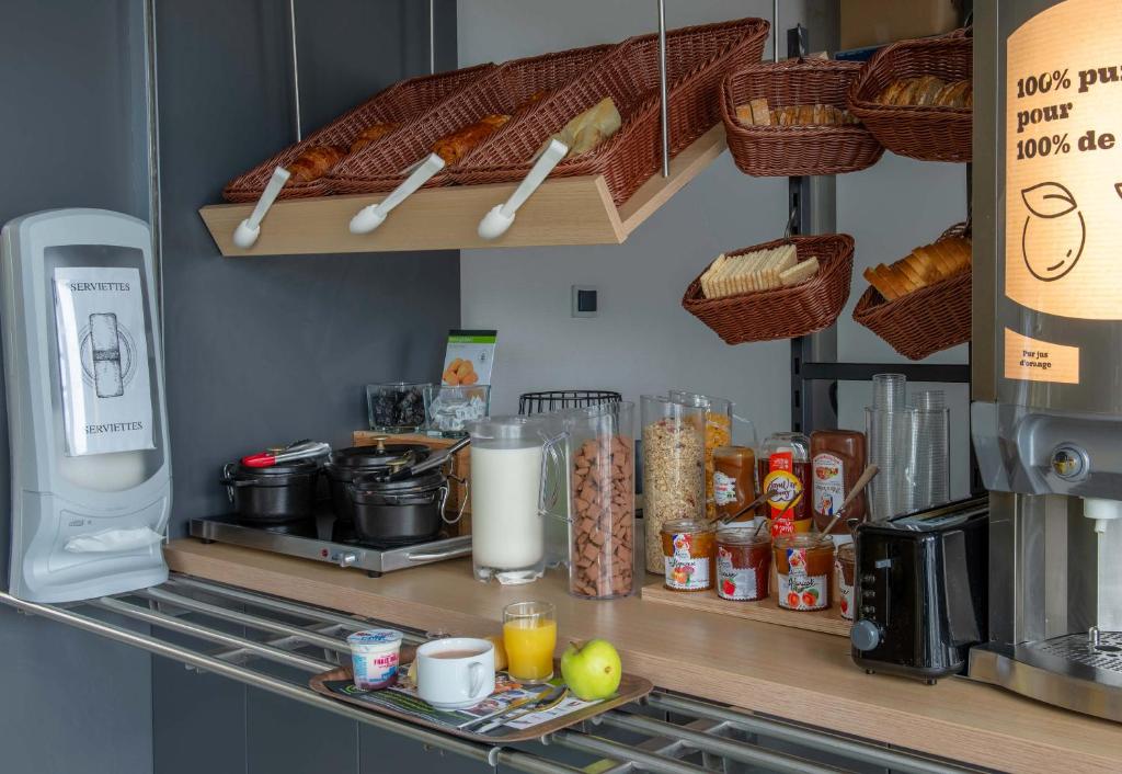 Kuchyň nebo kuchyňský kout v ubytování B&B HOTEL Beauvais