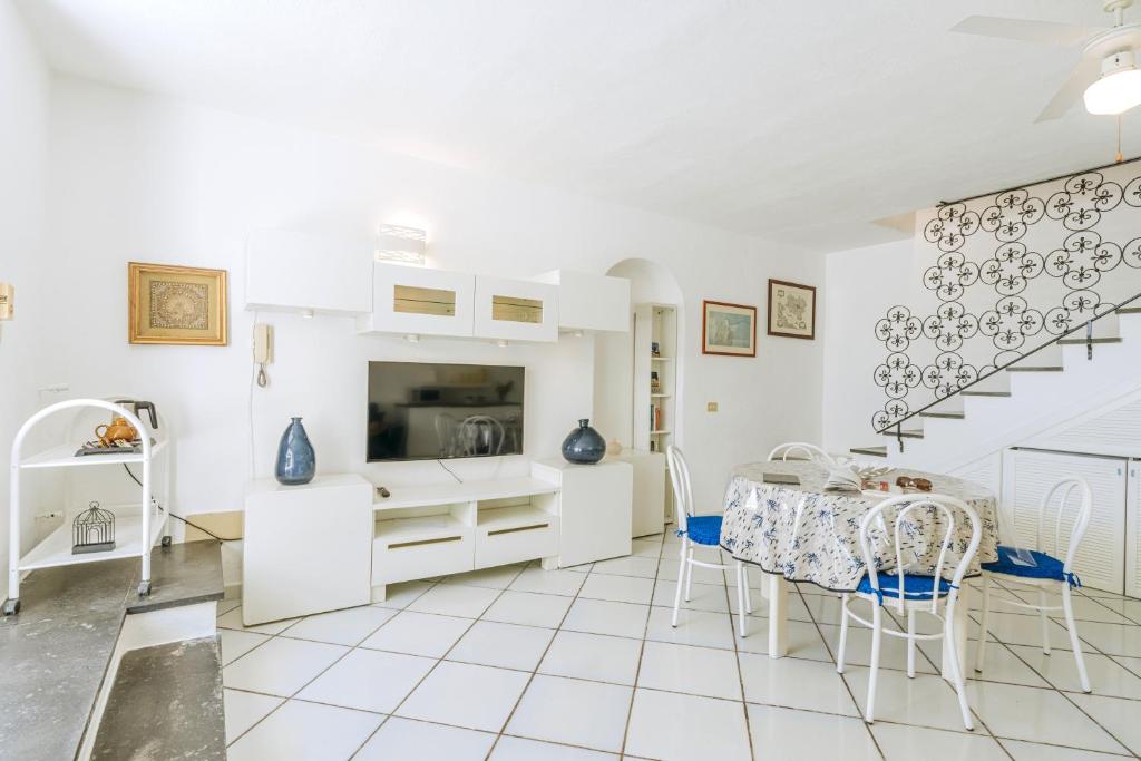 Μια τηλεόραση ή/και κέντρο ψυχαγωγίας στο Gardenia Mare Apartments