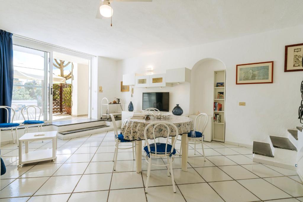 Μια τηλεόραση ή/και κέντρο ψυχαγωγίας στο Gardenia Mare Apartments